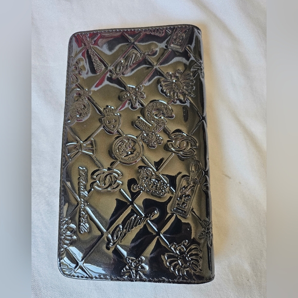 Chanel Patent Leather Limited Edition Wallet - Picture 4 of 17